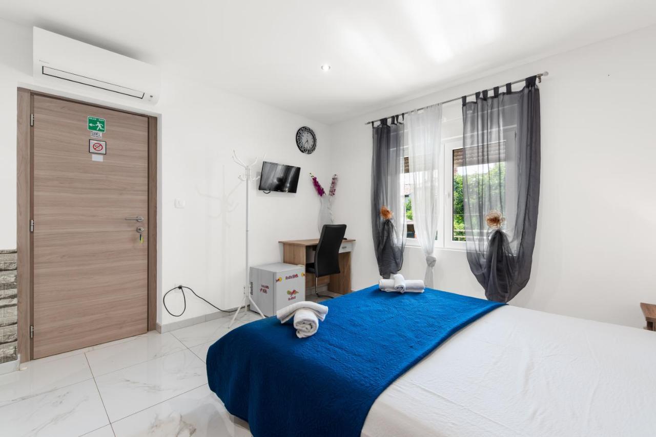 Alice Rooms Porec Bagian luar foto